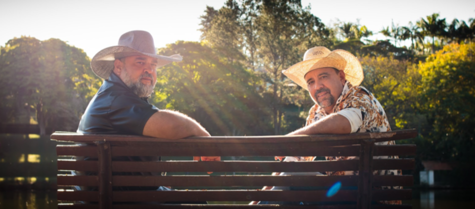 Pedro e Paraná lançam "Chifre Dói" gravada com Parrerito